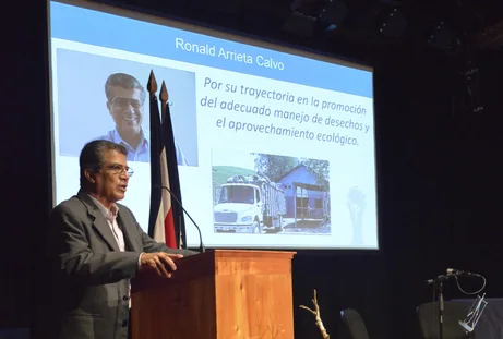 Dr. Ronald Arrieta Calvo durante una intervención académica